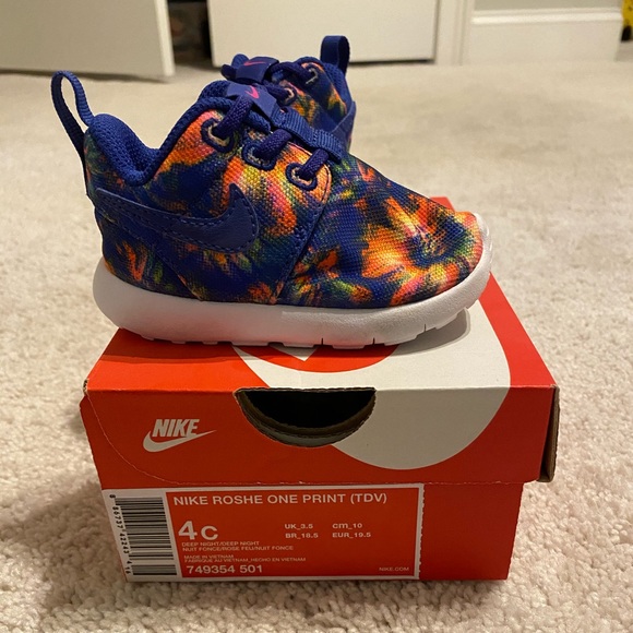 Child’s Nike sneakers - Picture 2 of 3